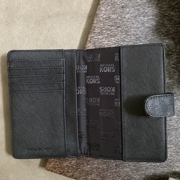 Never Used Michael Kors Blk/ Gray Snap Front Wallet - Picture 3 of 6